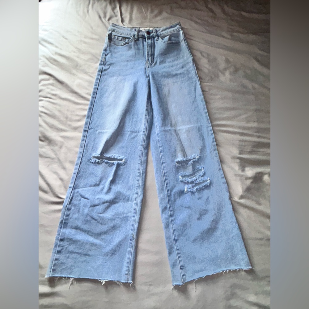 Almost Famous Women's Wide Leg 90's Light-wash Jeans